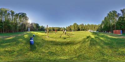 cheio desatado esférico hdr 360 panorama grupo do pioneiros ou Garoto Escoteiros jogando voleibol dentro floresta acampamento com Esportes terra dentro equirretangular projeção, vr ar conteúdo foto