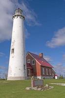 velho farol em pé orgulhosamente foto