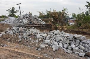 granito fragmentos, ampla e pequeno, estavam empilhado acima em a terra dentro árido canais. foto