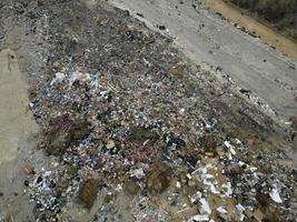 zangão aéreo topo Visão ampla lixo pilha, lixo pilha dentro Lixo despejo ou aterro montanha lixo foto