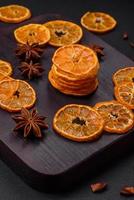 seco volta forma fatias do brilhante laranja cor tangerina foto