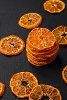 seco volta forma fatias do brilhante laranja cor tangerina foto