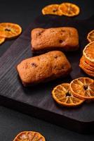 delicioso chocolate bolos e seco volta em forma fatias do tangerina foto