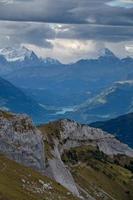 montanha panorama debaixo nublado céu foto