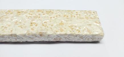 tempe mentah. cru tempeh, cru soja bolo a partir de Indonésia dentro uma plástico em branco fundo foto