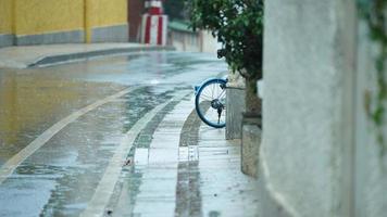 a chuvoso dia Visão dentro a cidade com a molhado estrada e chuvoso gotas baixa foto