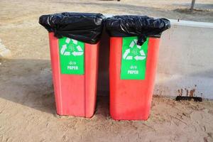 dois reciclar vermelho plástico bin ao ar livre foto