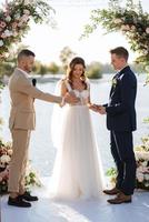 cerimônia de casamento em um píer alto perto do rio foto