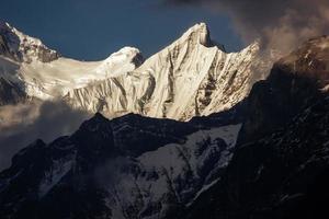 luz solar exitos uma pico do a Annapurna alcance em a Annapurna base acampamento trilha dentro a Nepal Himalaia. foto