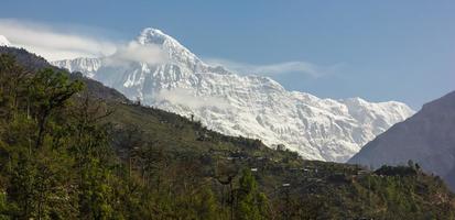 uma Visão do a neve coberto pico do Annapurna sul a partir de a caminhada trilha este vai para a Annapurna base acampamento. foto