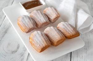 madeleines - pequenos bolos de esponja franceses foto