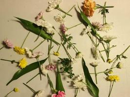 buquê de muitas flores espalhadas no chão da mesa foto