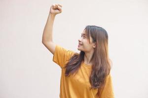 ásia mulher sorrisos Felizmente, brilhantemente, fofa foto