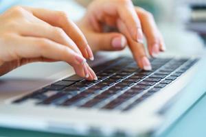 mulher escritório trabalhador digitando em a teclado foto