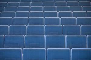 uma linha do esvaziar cadeiras dentro a auditório do a cinema. foto