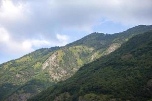 montanha panorama. montanhas com vegetação contra a azul céu. foto