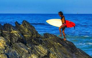 porto escondido Oaxaca México 2023 surfista surfar em prancha de surfe em Alto ondas dentro porto escondido México. foto