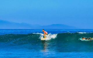 porto escondido Oaxaca México 2023 surfista surfar em prancha de surfe em Alto ondas dentro porto escondido México. foto