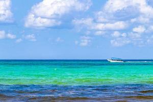 barcos iates navio jetty beach em playa del carmen méxico. foto