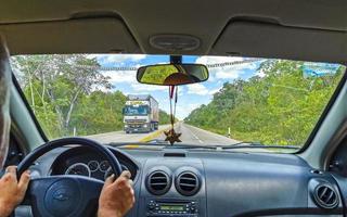 playa del carmen quintana roo México 2022 dirigindo tráfego geléia em estrada rua rodovia através selva natureza. foto