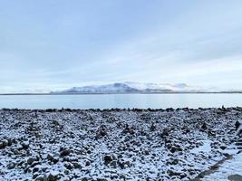 uma Visão do a litoral às reykjavik dentro Islândia dentro a inverno foto