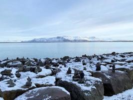 uma Visão do a litoral às reykjavik dentro Islândia dentro a inverno foto
