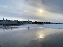 uma Visão do uma lago dentro reykjavik perto cidade corredor foto
