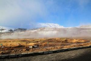 islandês panorama com neve coberto montanhas e nuvens dentro inverno. foto