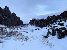 islandês panorama com fiorde, lago e montanhas dentro inverno às pingvellir nacional parque foto