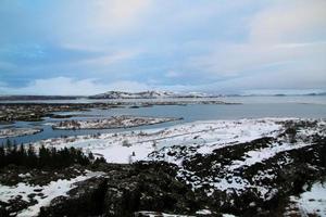 islandês panorama com fiorde, lago e montanhas dentro inverno às pingvellir nacional parque foto