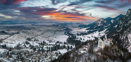 aéreo Visão do a Neuschwanstein castelo ou Schloss Neuschwanstein em uma inverno dia foto