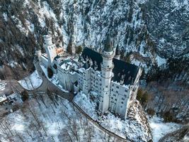 aéreo Visão do a Neuschwanstein castelo ou Schloss Neuschwanstein em uma inverno dia foto