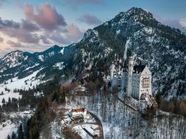 aéreo Visão do a Neuschwanstein castelo ou Schloss Neuschwanstein em uma inverno dia foto