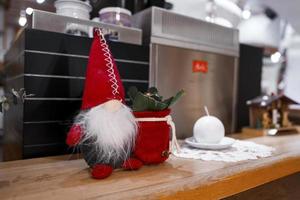 fechar-se do santa claus e plantar decorações exibido em mesa dentro hotel foto