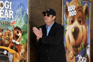 los angeles dezembro 11 dan aykroyd chega às a iogue Urso 3d pré estreia às a Vila teatro em dezembro 11 2010 dentro Westwood ca foto