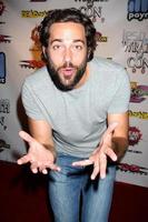 Zachary levi A chegar às a ira do vigarista festa às a Difícil Rocha hotel dentro san diego ca em Julho 24 20092009 foto