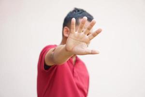 ásia homem segurando mãos dentro frente foto