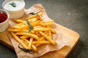 batatas fritas com creme de leite e ketchup foto