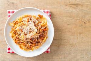 macarrão caseiro fettuccine à bolonhesa com queijo foto