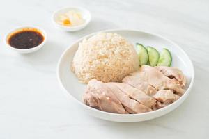 arroz de frango hainanese ou arroz cozido no vapor com canja de galinha foto