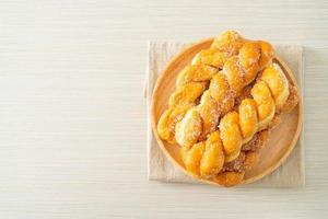 donut de açúcar em forma de espiral foto