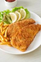 schnitzel caseiro à milanesa com batata frita foto