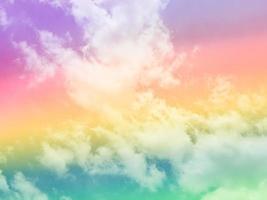 beleza doce pastel violeta verde colorido com nuvens fofas no céu. imagem multicolorida do arco-íris. fantasia abstrata luz crescente foto