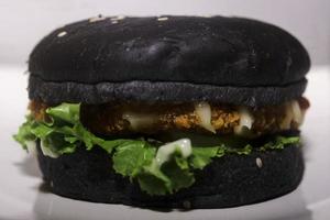 Preto hamburguer em branco prato a partir de frente ângulo fotografia foto