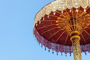 em camadas guarda-chuva ouro ,arte tailandês , o que phra este Hariphunchai lamphun Tailândia foto