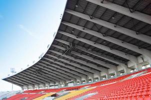 esvaziar laranja e amarelo assentos às estádio, linhas passarela do assento em uma futebol estádio foto