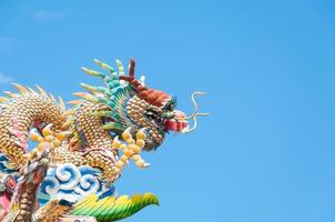 chinês Dragão com azul Dragão do Céu estátua em cobertura dentro chinês têmpora foto