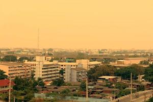 capital cidade estão coberto de pesado poluição, névoa manhã e nascer do sol dentro centro da cidade com mau ar poluição foto