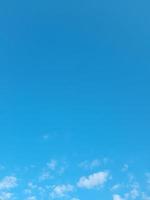 lindas nuvens brancas sobre fundo de céu azul profundo. grandes nuvens fofas e brilhantes cobrem todo o céu azul. foto