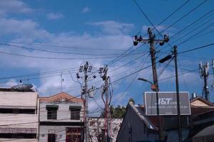 Alto Voltagem elétrico fio com azul céu fundo foto